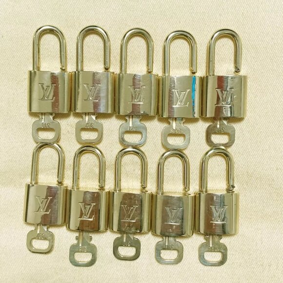LOUIS VUITTON LV 10 SET PADLOCK KEY CHARM CADENA GOLD FRANCE